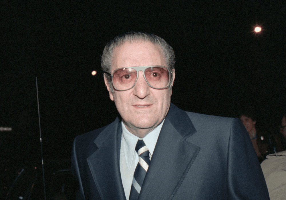 <b>Paul Castellano</b>
<br>
<br>Constantino Paul Castellano, conocido como Big Paul, fue uno de los mafiosos más notorios en llamar Todt Hill su hogar. Castellano fue sucesor de Carlo Gambino, liderando la organización criminal más grande de la mafia en Nueva York, la familia Gambino. Fue asesinado por John Gotti en 1985, iniciando el declive de los Gambino. Ha sido retratado en varias películas y programas de TV, como la serie 
<i>Gotti</i>
<b> </b>de HBO de 1996.
