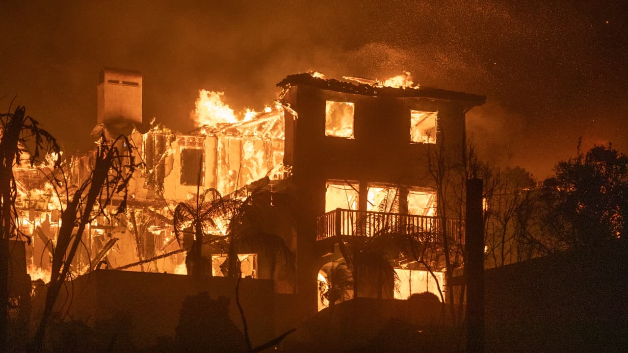 Incendios en el sur de California: Cómo mantenerse a salvo, cuándo evacuar y qué llevar