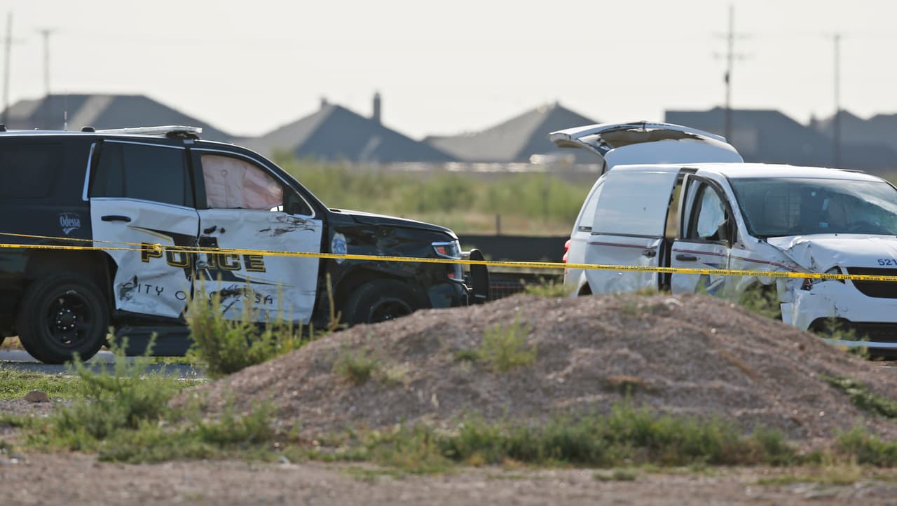 Antes de detener el vehículo por completo, el conductor "apuntó con un rifle hacia la ventana trasera de su automóvil y 
<b>realizó varios disparos" hacia la patrulla que lo había detenido</b>. Las detonaciones alcanzaron a uno de los dos agentes dentro de la patrulla, tras lo cual el atacante huyó y continuó disparando contra personas totalmente al azar.