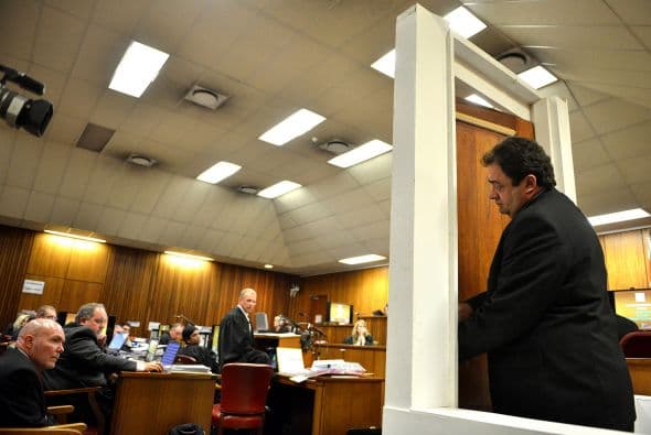 La defensa sostiene que hay marcas hechas por los golpes de las prótesis del atleta. Pero el experto forense de la policía, el coronel Johan Vermeulen, sostuvo que las marcas en la puerta no eran consistentes con alguien que tuviera la altura de Pistorius con las prótesis puestas.