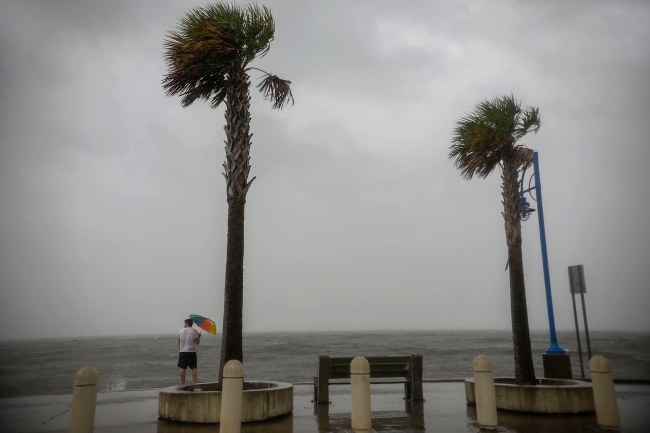 Christian Peterson observa el lago Pontchartrain mientras el huracán Zeta se acerca a Nueva Orleans, Louisiana.