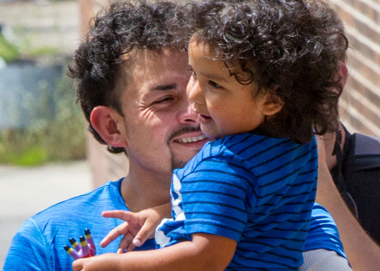 El hondureño 
<b>Ever Reyes Mejía </b>se reunió con su hijo de 3 años en una oficina del Servicio de Aduanas e Inmigración (ICE) en la ciudad de Grand Rapids, Michigan, este martes 10 de julio.