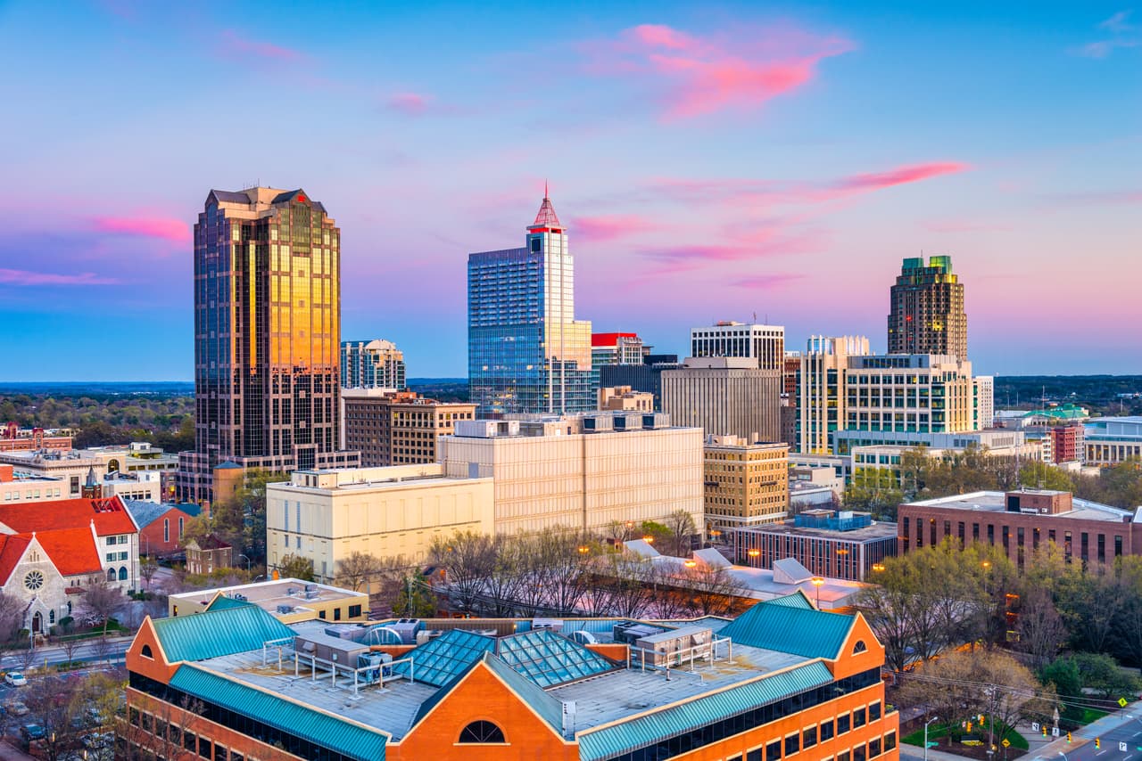 10. 
<b>Raleigh-Durham-Chapel Hill, N.C.:</b> Esta ciudad finaliza el top 10 de las que han tenido más ganancias netas comparadas con las personas que han salido de la misma.