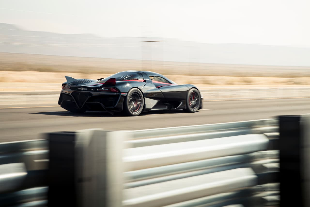 De esta manera, batió el récord de las 304.77 mph (490.48 km/h) del Bugatti Chiron Super Sport 300+, impuesto el año pasado en la pista de prueba de Ehra-Lessien, en Lower Saxony, Alemania.
