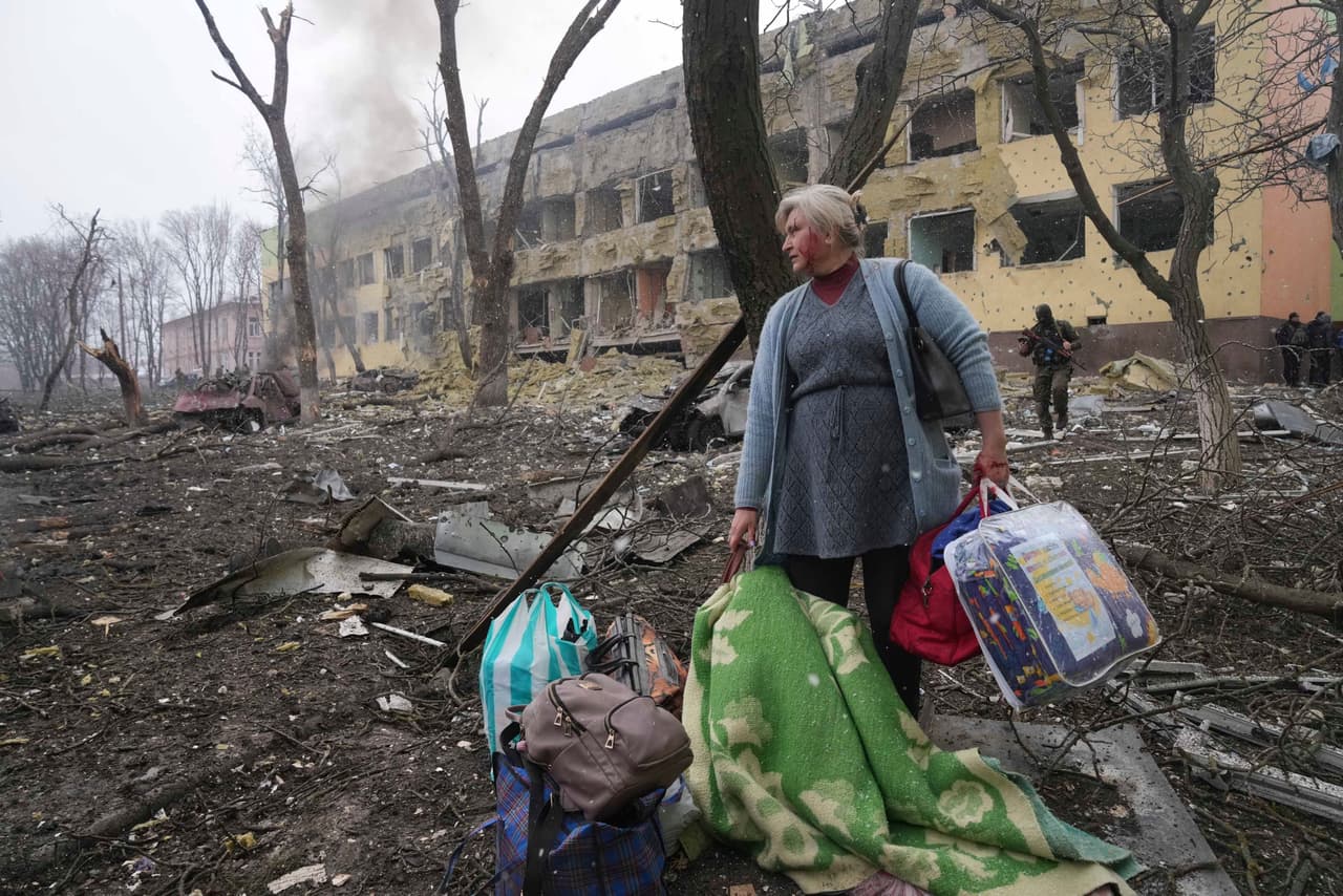 Una mujer a las afueras del hospital materno infantil que fue atacado en Mariupol. El presidente de Ucrania, 
<a href="https://www.univision.com/noticias/mundo/volodimir-zelensky-presidente-ucrania-perfil">Volodymyr Zelensky,</a> condenó el ataque al hospital, reprendió a las potencias mundiales por no detener la matanza y repitió sus llamados a la OTAN para que imponga una zona de exclusión aérea sobre Ucrania.