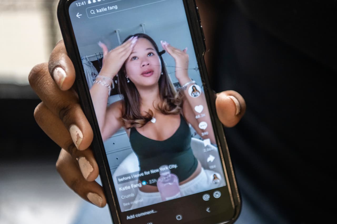 Mia Hall, de 14 años, mira videos de Katie Fang GRWM en Tik Tok el jueves 29 de agosto de 2024, en el distrito del Bronx de Nueva York.