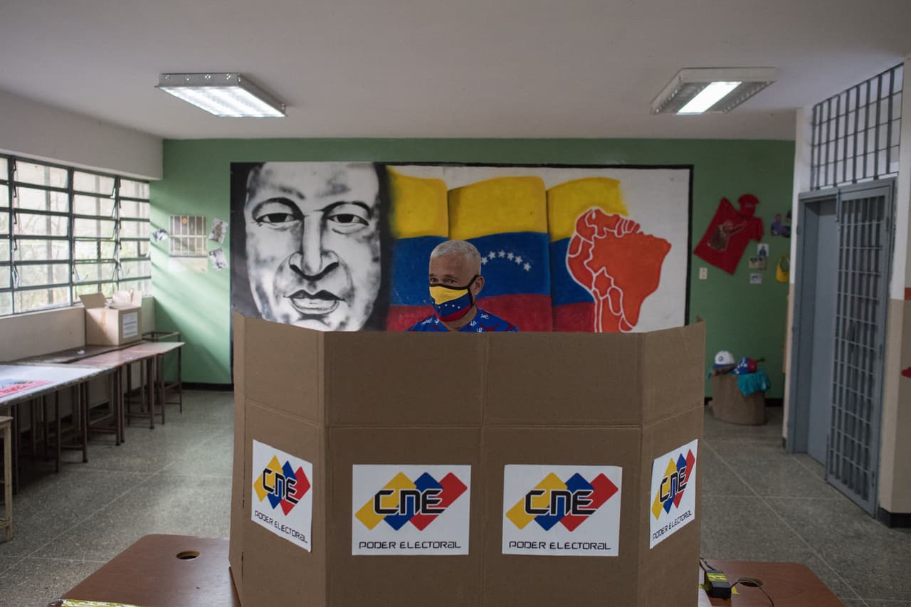 En Venezuela se realizan este domingo las elecciones regionales y el embajador de Venezuela en Estados Unidos Carlos Vecchio las califico como una “farsa electoral”.