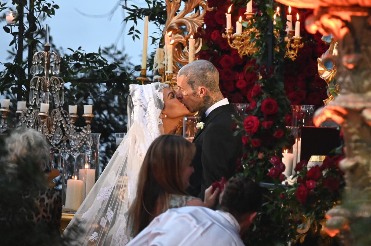De entrada, la propia novia lució una prenda de vanguardia con un vestido corto. 
<br>