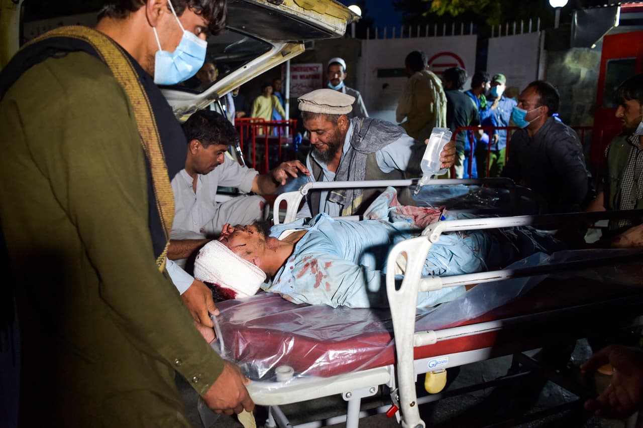 Un hombre herido atendido por los servicios de emergencia.