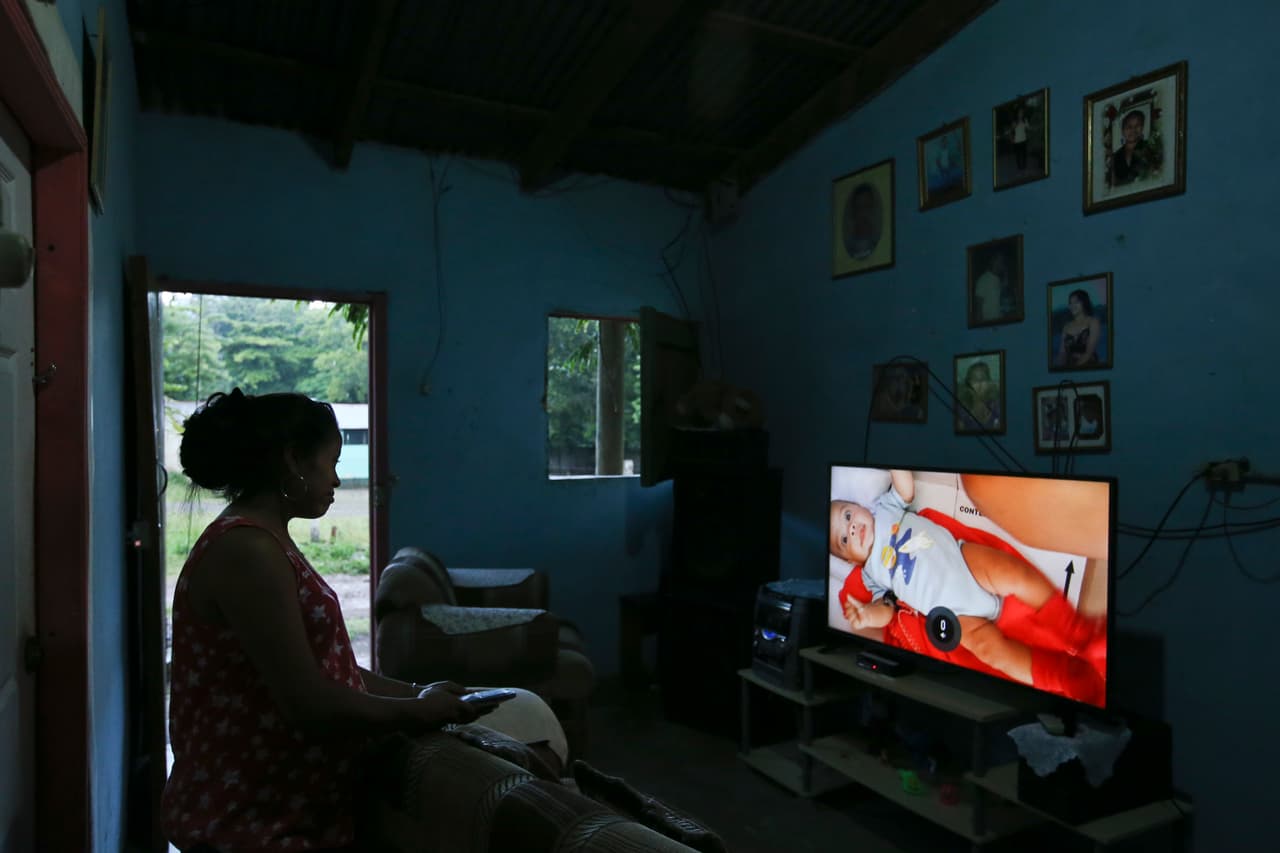 La separación de Johan entristeció mucho a su madre. Tanto que 
<b>acostumbraba a pasar la tarde viendo videos del bebé,</b> como muestra la imagen tomada el 18 de julio.