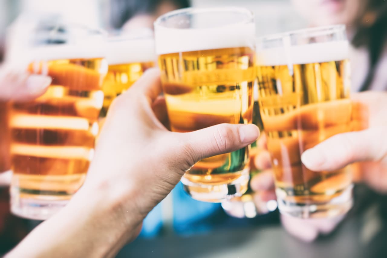 <b>Alcohol para hablar idiomas. </b>La noticia que apareció en los medios hace unos meses (con titulares como “El alcohol ayuda a hablar idiomas”) tergiversaba la base científica que sí tiene esta noticia falsa. El alcohol ayuda a mejorar la pronunciación de un segundo idioma, pero no porque sea beneficioso en sí mismo. 
<a href="http://saludsinbulos.com/detras-del-titular/alcohol-ayuda-hablar-idiomas/">El alcohol reduce la ansiedad y esto ayuda cuando se trata de aprender idiomas</a>.