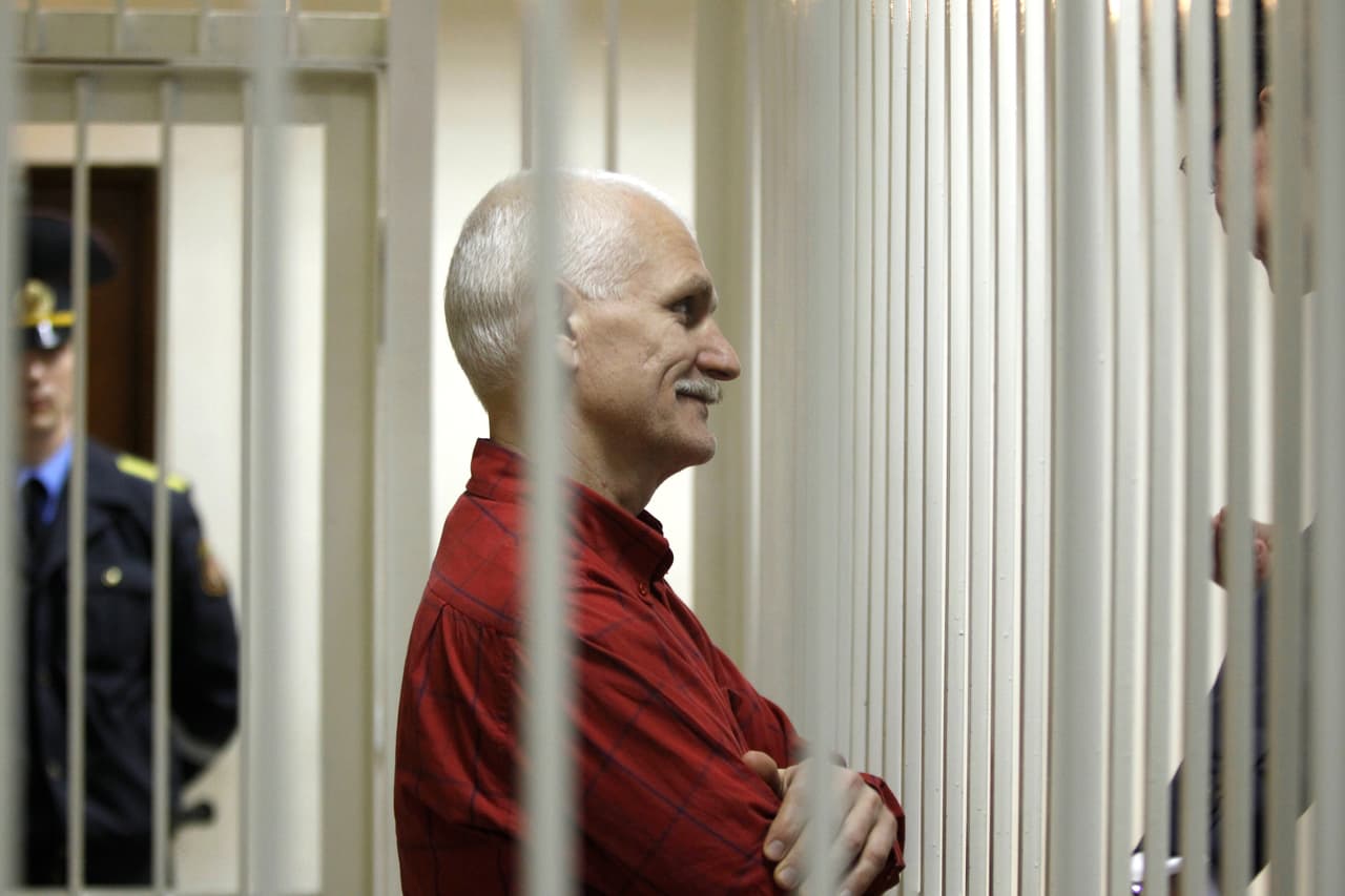 El Comité Noruego del Nobel llamó a la liberación de Ales Bialiatski.