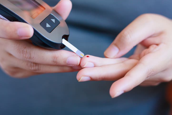 Desde el estrés hasta saltarse comidas: factores que pueden descontrolar tus niveles de glucosa en la sangre