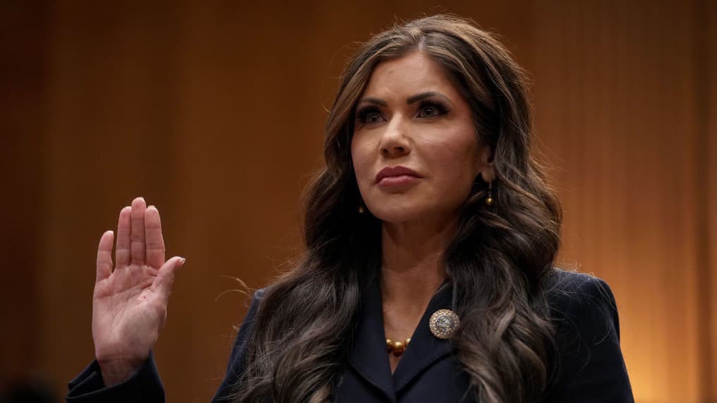 Noem es conocida como una firme defensora de la 
<b><a href="https://www.univision.com/temas/arrestos-y-deportaciones-masivas-te-explicamos-la-politica-migratoria-del-presidente-electo-donald-trump" target="_blank">agenda migratoria del presidente Donald Trump</a></b>.