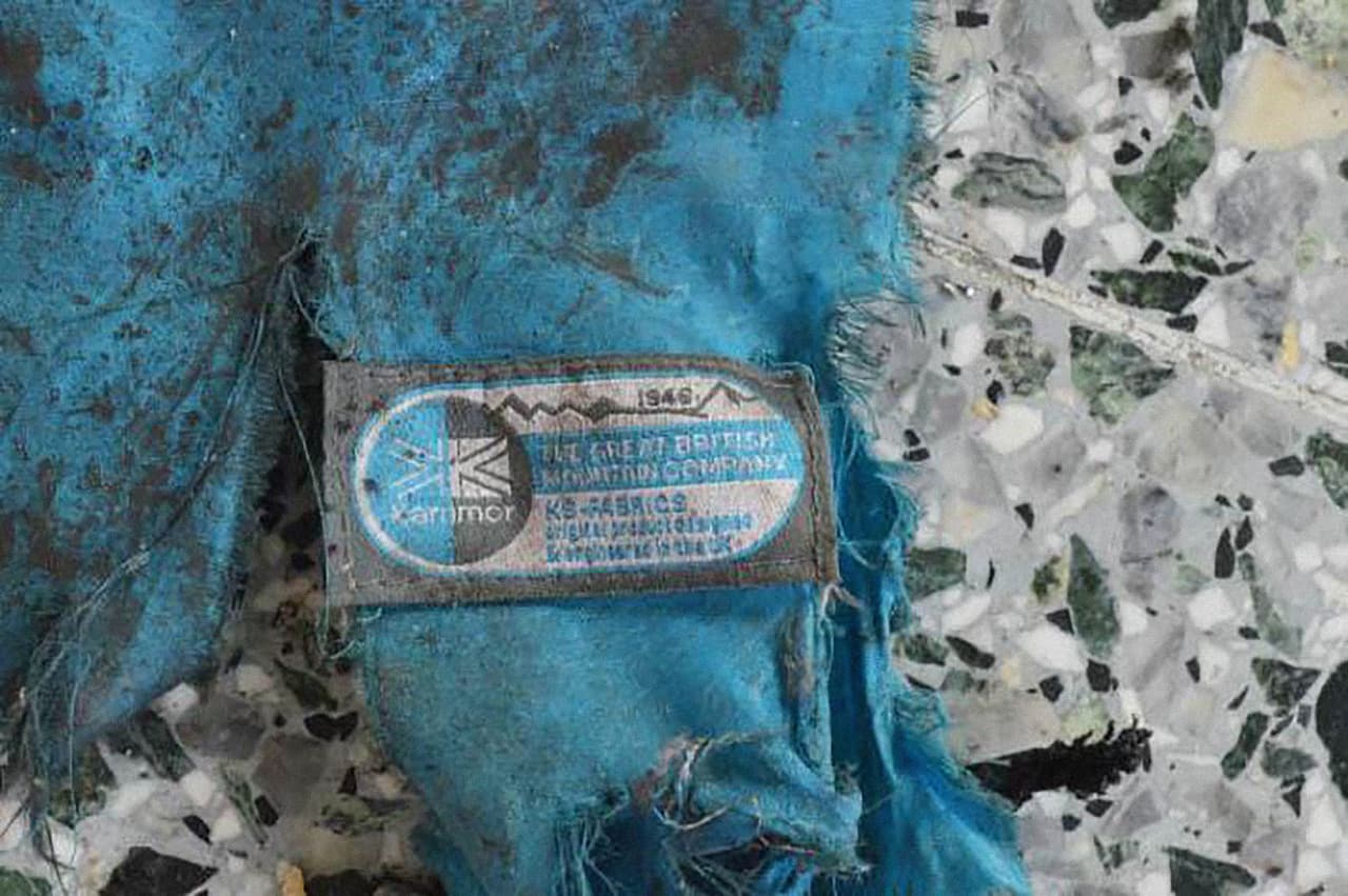 <b>La etiqueta de la mochila.</b> El atacante parece haber llevado un poderoso explosivo en un contenedor de metal ligero, escondido o bien en la mochila o bajo un chaleco negro.