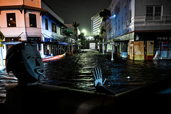 El huracán Milton avanzó por el centro de Florida, dejando fuertes vientos y lluvias que amenazaron con provocar inundaciones.