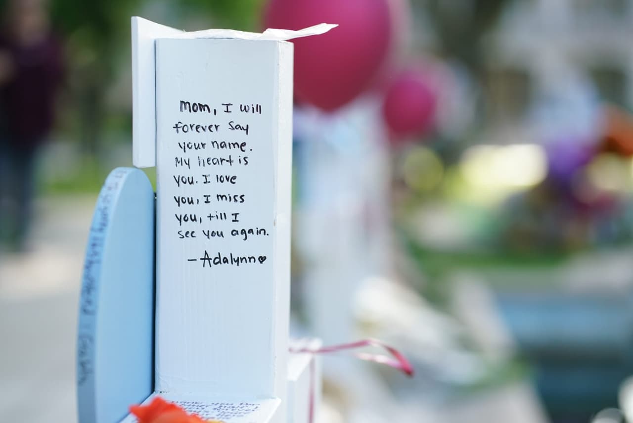 <b>"Mamá, por siempre diré tu nombre. Mi corazón eres tú. Te amo y te extraño. Espero verte otra vez"</b>, fue otro de los mensajes que escribió Adalynn para su mamá junto con un corazón.