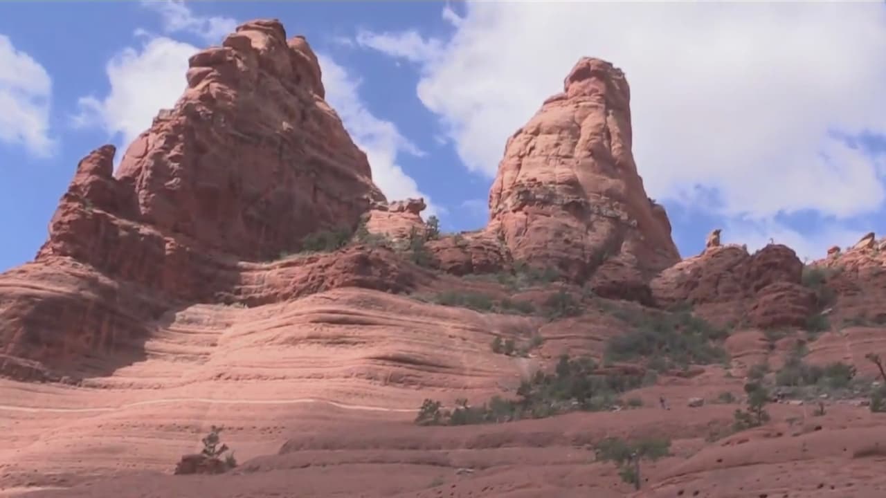 <h3 class="cms-H3-H3">Red Rock District</h3>
<br>En este lugar hay cientos de veredas donde los visitantes pueden practicar ciclismo de montaña, senderismo y recorrer algunas en vehículos 4x4. Un vocero de parques explica las mejores rutas y las precauciones que se deben tomar antes de recorrerlas.