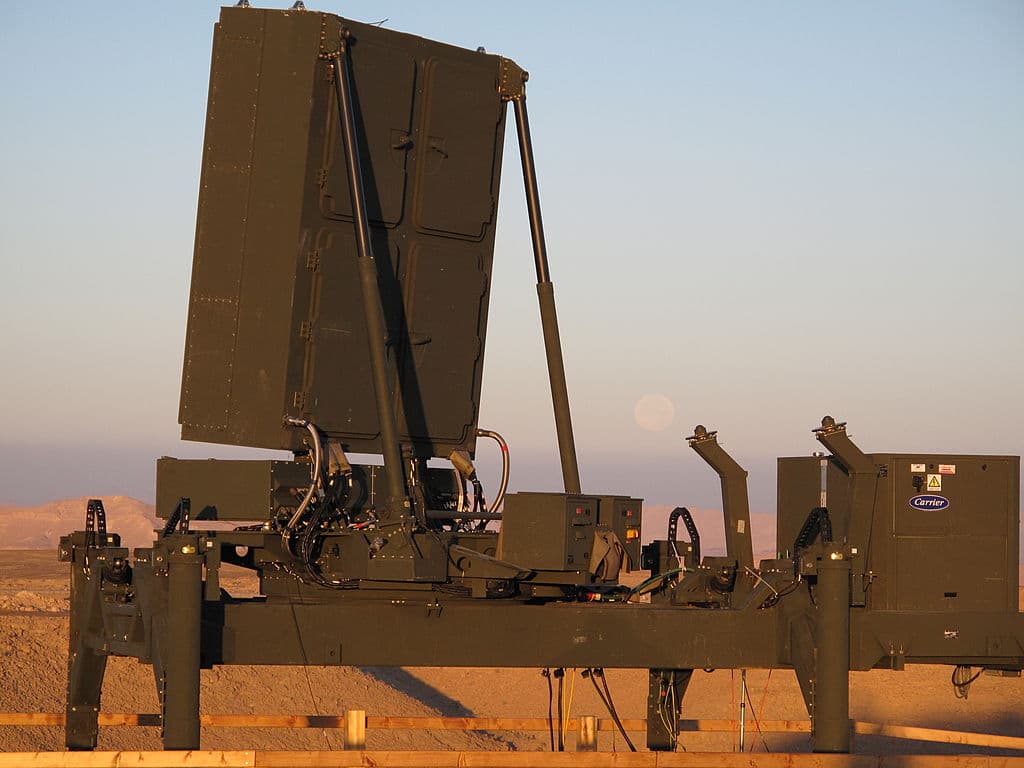 La estructura en la imagen es 
<b>un radar que detecta y rastrea los cohetes que fueron disparados</b>. La primera vez que se utilizó el sistema, diseñado por la compañía Rafael Advanced Defense System LTD, fue en abril de 2011 en la ciudad de Ashkelon cuando milicianos palestinos lanzaron un ataque contra territorio israelí.