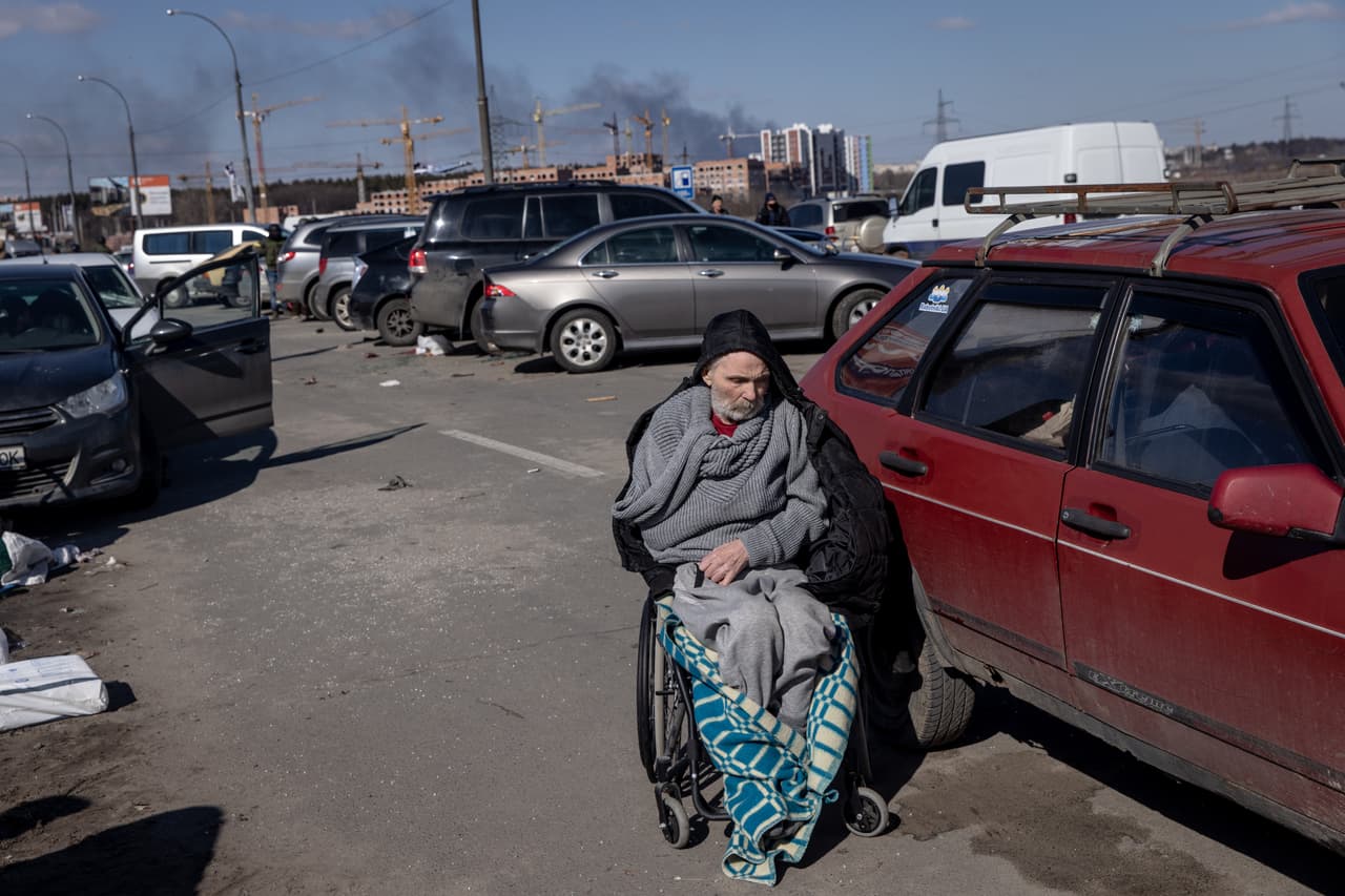 <a href="http://uni.vi/165V103t59a" target="_blank">El ejército ruso también bombardeó la semana pasada un hospital pediátrico en Mariupol</a>, causando tres muertos, entre ellos una niña, según autoridades locales. La acción provocó una indignación y condena internacional. Los ataques rusos alcanzaron días después 
<a href="http://uni.vi/f2gR103tf1P" target="_blank">nuevos objetivos civiles en el centro y el este de Ucrania</a>, entre ellos una residencia para discapacitados en el pueblo de Oskil, cerca de Járkov, en el oriente del país.