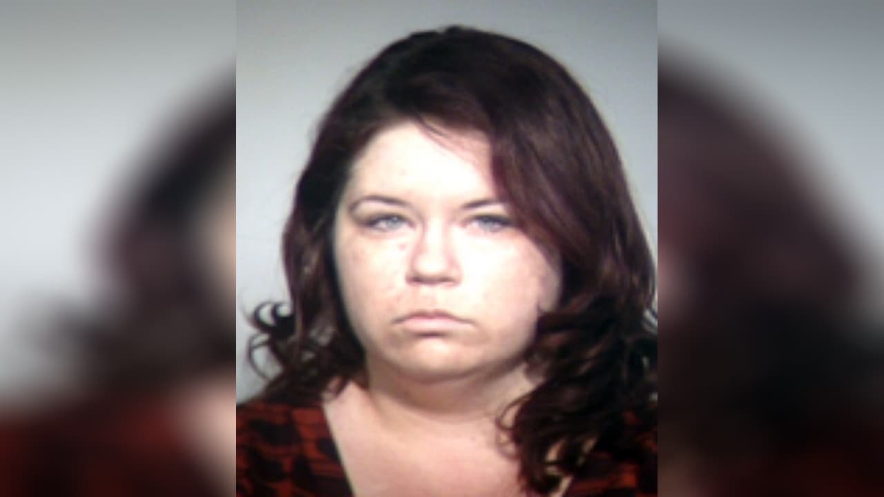<a href="https://www.univision.com/local/arizona-ktvw/arrestan-a-maestra-de-una-secundaria-en-arizona-por-tener-relaciones-inapropiadas-con-un-alumno-de-13-anos">Kara Loofborough </a>admitió que tuvo relaciones sexuales con un menor de 13 años y que le envió videos sexualmente explícitos por teléfono.