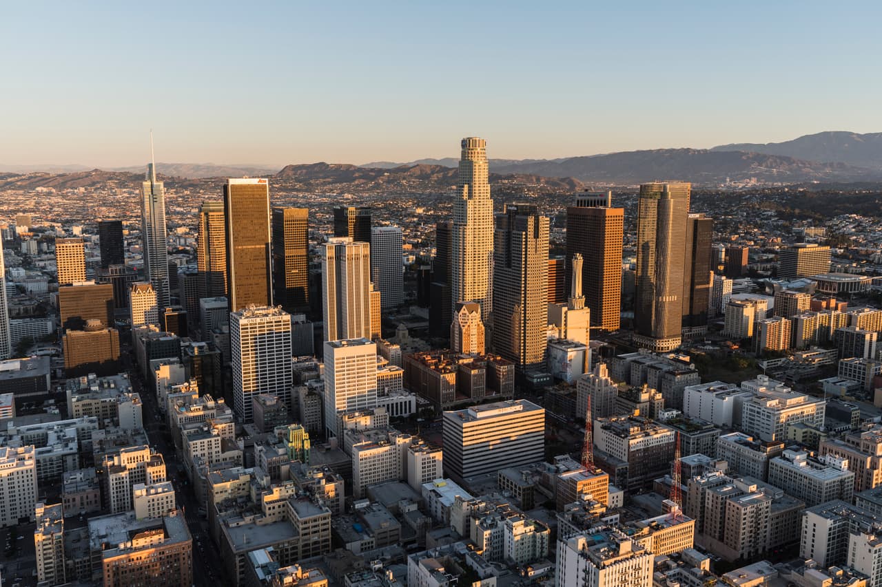 <h3 class="cms-H3-H3">3. Los Ángeles-Long Beach-Anaheim, California</h3>
<br>
<br>➡️ 
<b>Precio promedio, mayo 2022:</b> $972,000
<br>
<br>➡️ 
<b>Aumento en el precio promedio, de mayo de 2021 a mayo de 2022:</b> +1.4%
<br>
<br>➡️ 
<b>Promedio de días que dura una casa en el mercado: </b>25
<br>