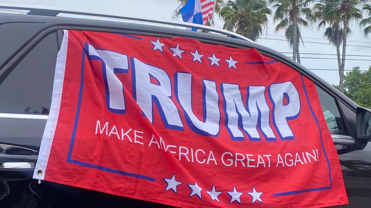 Este domingo una caravana de vehículos organizada por 'Cubanos por Trump', recorrió diferentes ciudades de Miami en apoyo al presidente. 
<br>