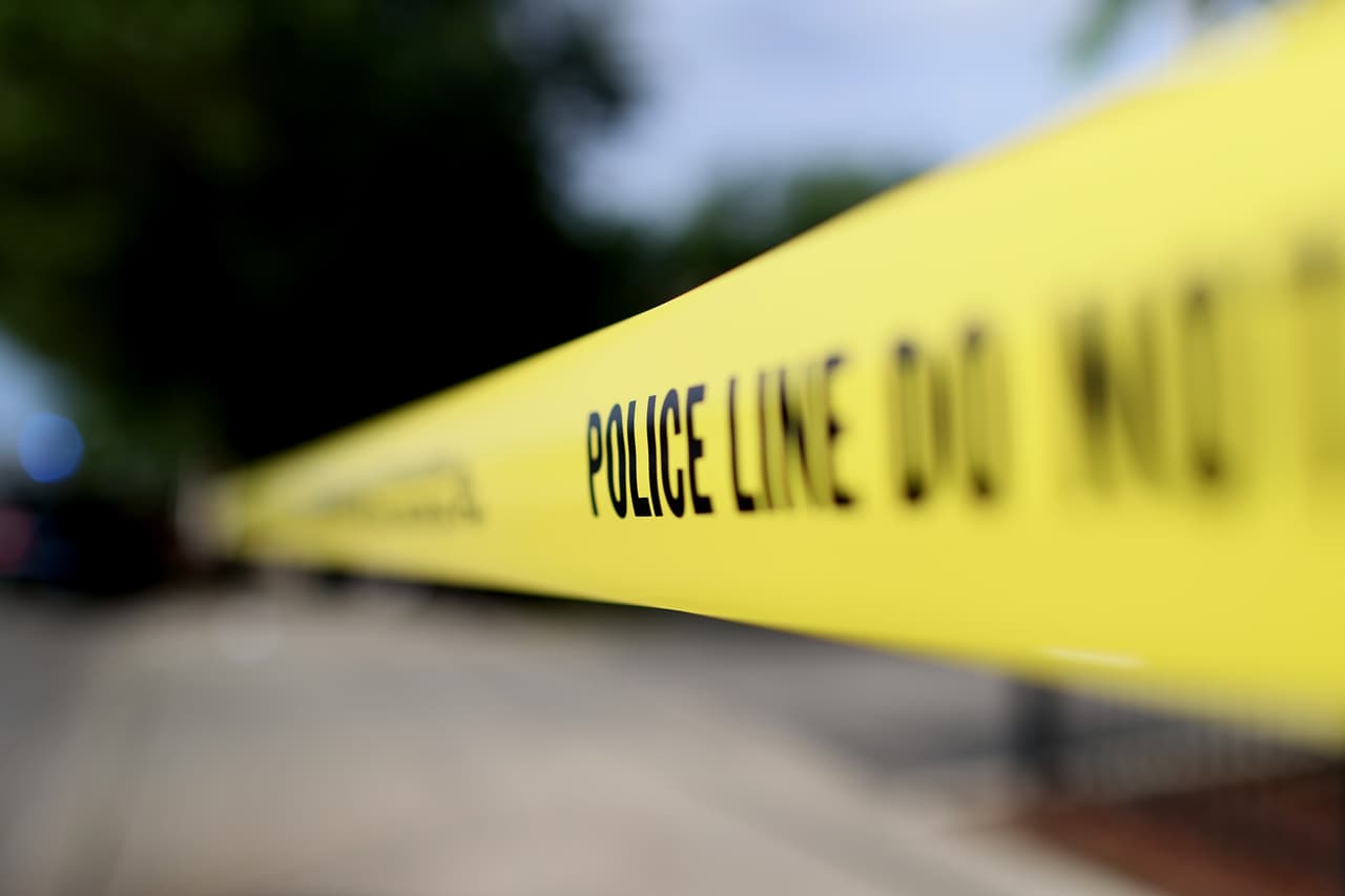 Dos personas mueren tras accidente de auto en Lamont, informa CHP