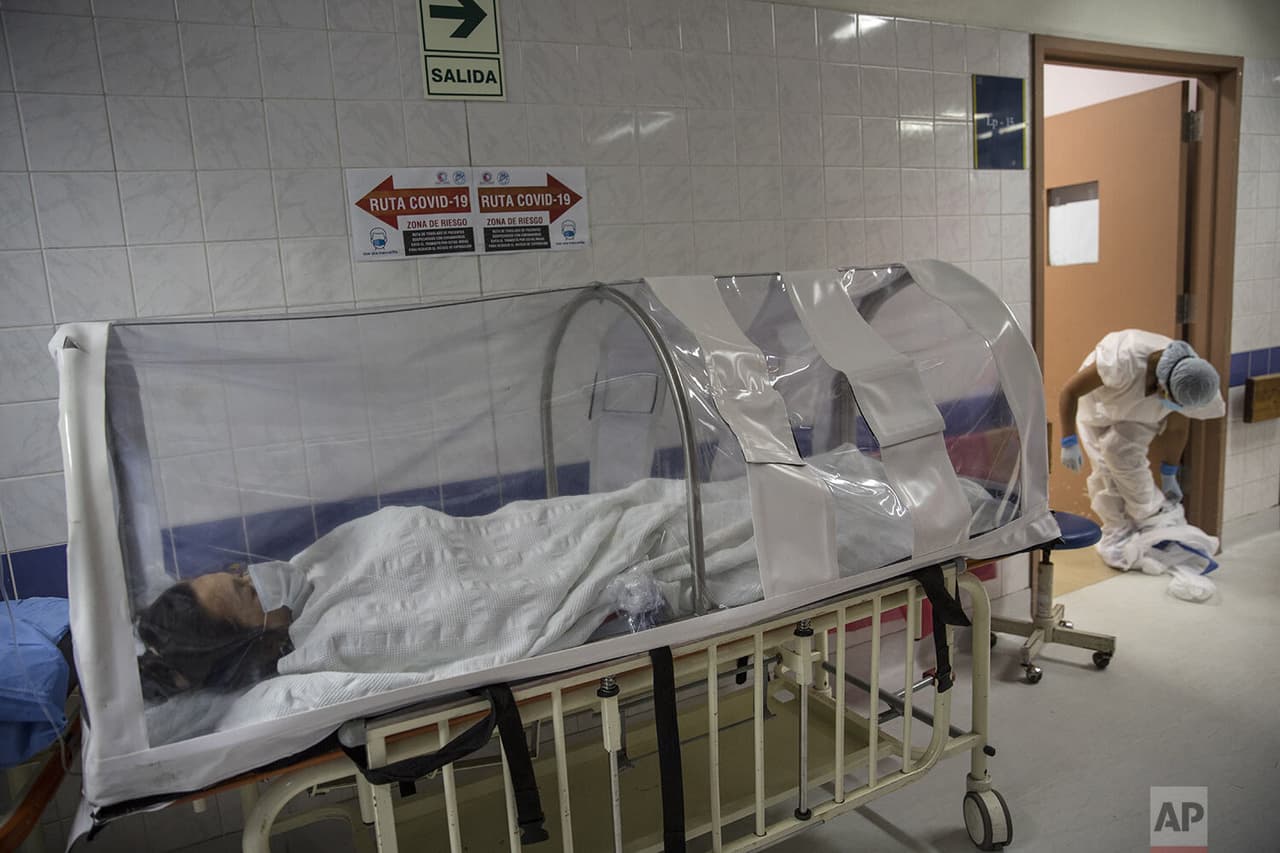 María Álvarez descansa 
<b>en una cápsula de aislamiento de coronavirus </b>después de dar a luz en el centro médico.