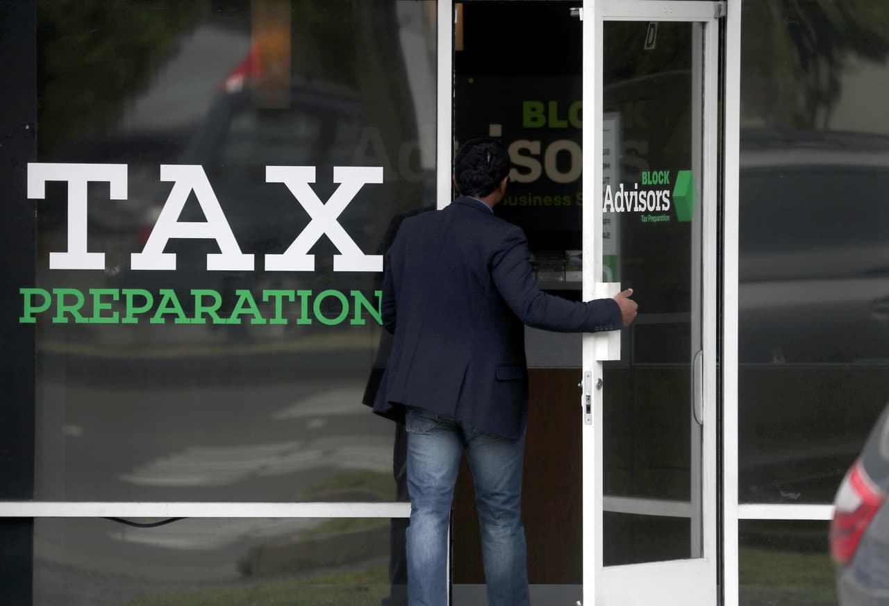 <h3 class="cms-H3-H3">¿Qué son los preparadores fantasma de impuestos?</h3>
<br>
<br>“Son personas que preparan los 
<a href="https://www.univision.com/local/los-angeles-kmex/impuestos-declaracion-errores-irs" target="_blank">taxes</a>, pero no los firman”, se lee en la 
<a href="https://www.irs.gov/es/newsroom/beware-of-ghost-preparers-who-dont-sign-tax-returns" target="_blank">alerta de IRS</a> y pueden poner en riesgo a los contribuyentes por problemas que incluyen desde declaraciones inválidas, créditos falsos y acusaciones de fraude al IRS.