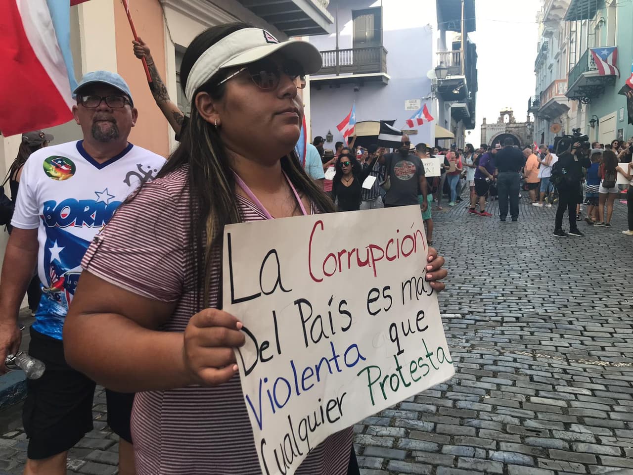 Se ha desatado una crisis política sin precedentes. El pueblo, los líderes políticos y del sector privado y los congresistas, le piden la renuncia a Rosselló.
<br>