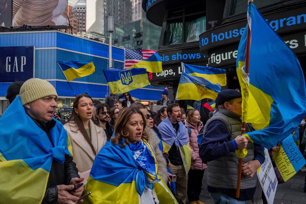 El pueblo ucraniano y quienes simpatizan con su lucha se unieron en Manhattan, Nueva York, en un solo sentimiento, cantando el himno de Ucrania, en tiempos de incertidumbre.