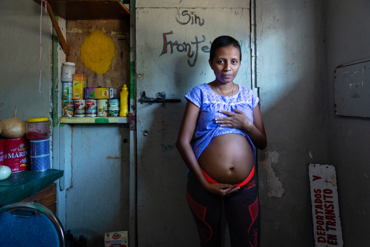 Grevy Marisela Jiménez Martínez, de 28 años, es una migrante de Honduras. Ha estado viviendo en el refugio durante los últimos cuatro meses y está embarazada de gemelos desde hace cinco meses. “Espero que nazcan en EEUU. Quiero un futuro mejor para ellos ", dijo. Huyó de su país junto a su esposo porque, según ella, no pudieron encontrar un trabajo estable y se enfrentaron al hostigamiento constante de las pandillas locales en su ciudad natal, Tegucigalpa.
