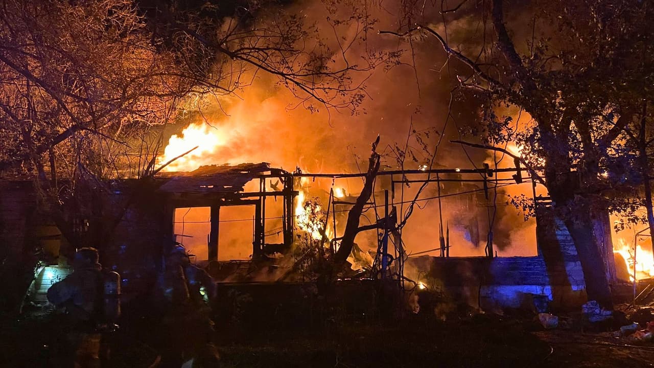 Una familia en el este de Austin vivió una tragedia este lunes en la madrugada, cuando 
<b>un incendio arrasó su casa y cobró la vida de un hombre y una mujer. </b>Solo 
<b>una persona logró sobrevivir al fuego.</b>