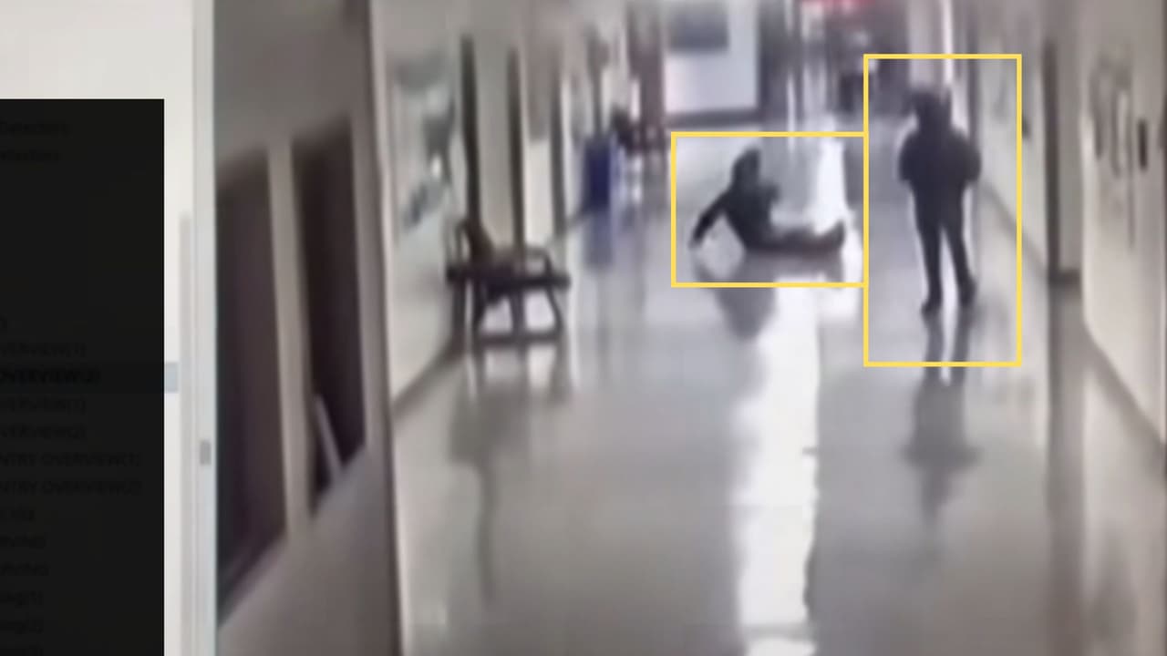En el video se observa 
<b>cómo el alumno que cayó al suelo se arrastra</b>, mientras
<b> el joven con capucha se le acerca.</b> El resto de los estudiantes logró huir del pasillo.