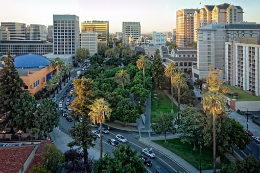 <b>San José, California.- </b>Esta ciudad es la número de la lista con un sueldo promedio anual de 77,180 dólares y una tasa de desempleo de 2.6%. Tiene una población de 1,969,897 habitantes y se calcula que el precio promedio de una casa es de $1,080,017
<br>