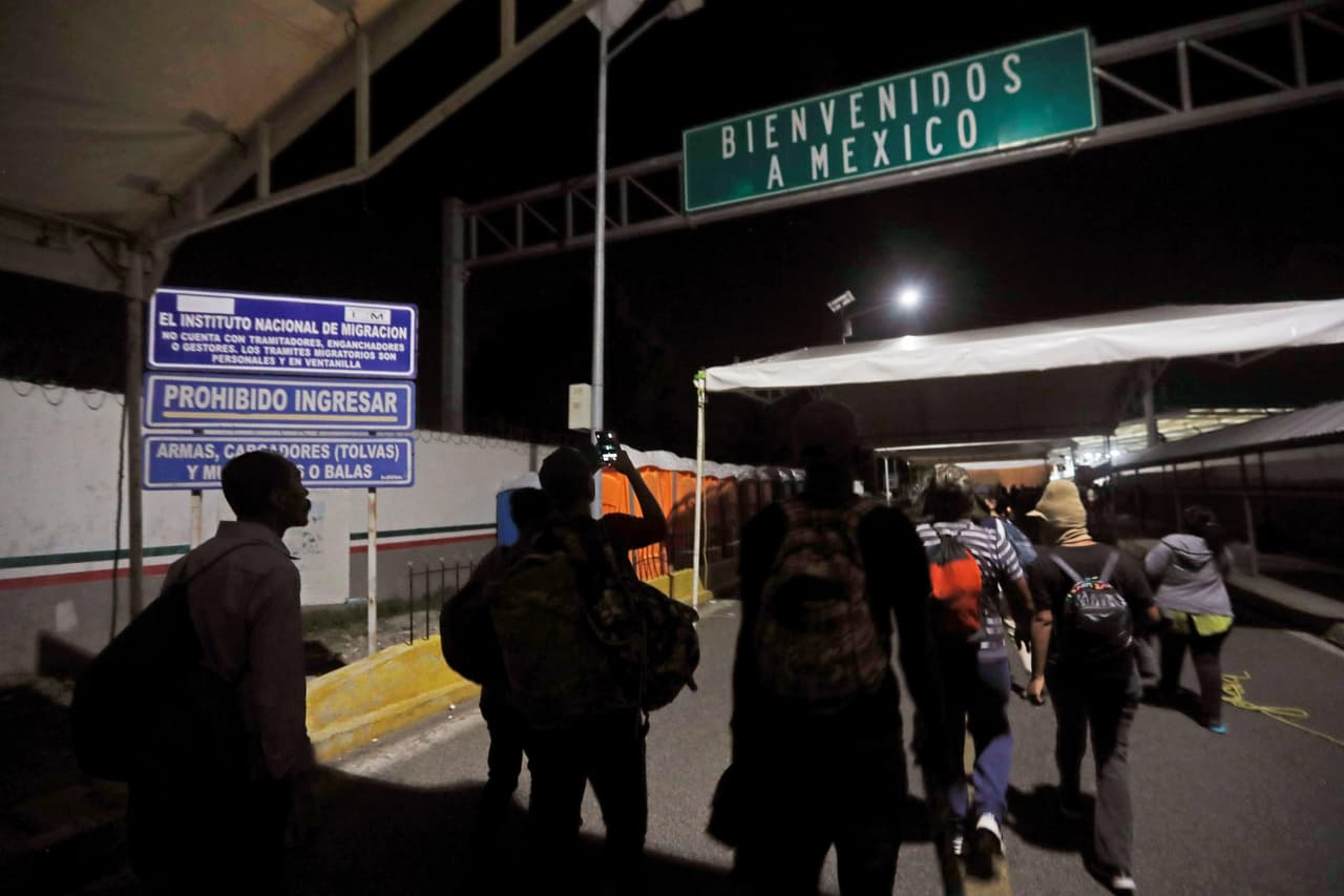 Cientos de migrantes centroamericanos cruzaron de Guatemala hacia México en la madrugada sin pasar los controles de seguridad.Crédito: Esteban Biba / EFE