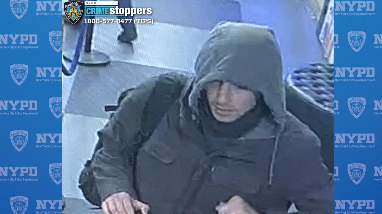 La policía ha ofrecido una recompensa de 10,000 dólares a quienes den datos sobre su paradero.
<br>
<br>También se reveló que los 
<b><a href="https://www.univision.com/local/nueva-york-wxtv/casquillos-balas-terminaron-vida-ceo-united-healthcare-brian-thompson-mensaje" target="_blank">casquillos de las balas utilizadas en el ataque</a></b> contenían palabras escritas.