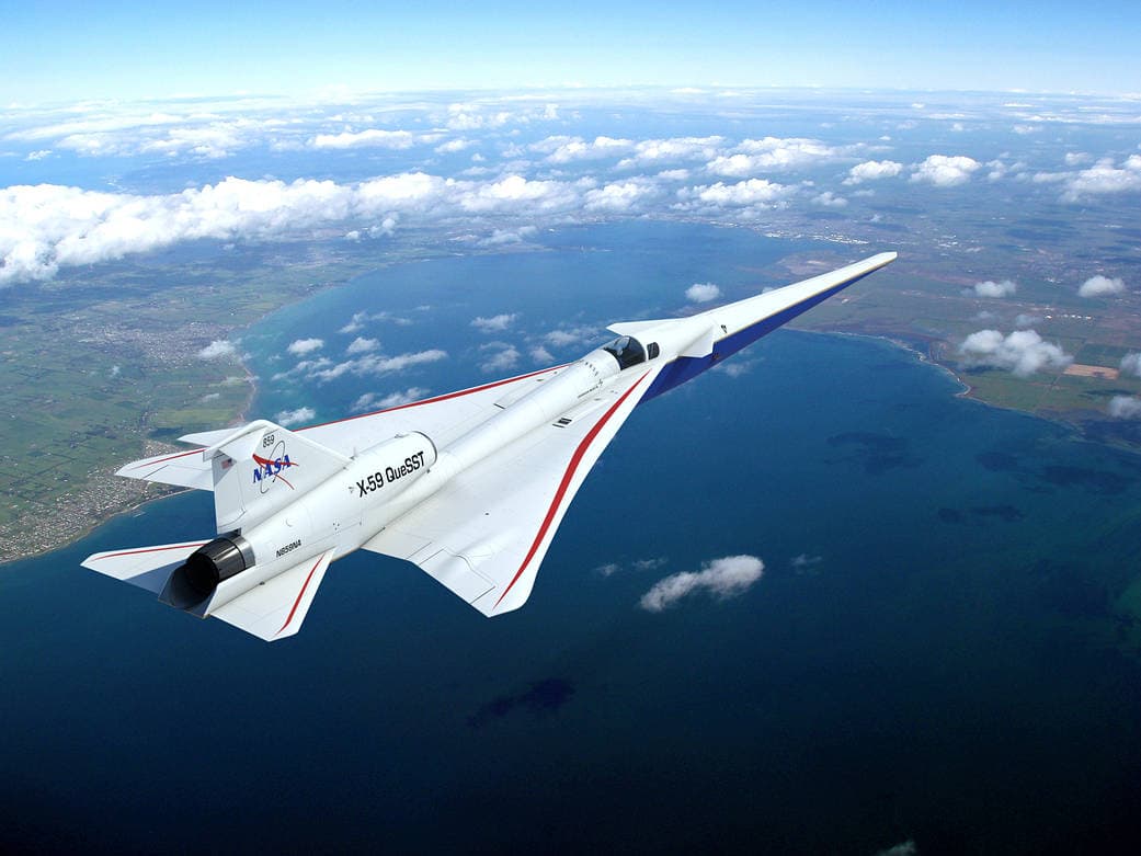 La Agencia Espacial de EEUU (NASA) está desarrollando 
<b>un avión supersónico, el X-59</b>, con el objetivo de que logre superar una de las principales limitaciones de los 
<a href="https://www.univision.com/noticias/tecnologia/avion-sustituto-concorde-vuelta-esquina">vuelos que rompen la velocidad del sonido</a>: 
<b>el gran estruendo</b>, que puede asustar e incluso romper ventanas. Esos estallidos sónicos son una de las razones por las que no hay todavía vuelos supersónicos con pasajeros.