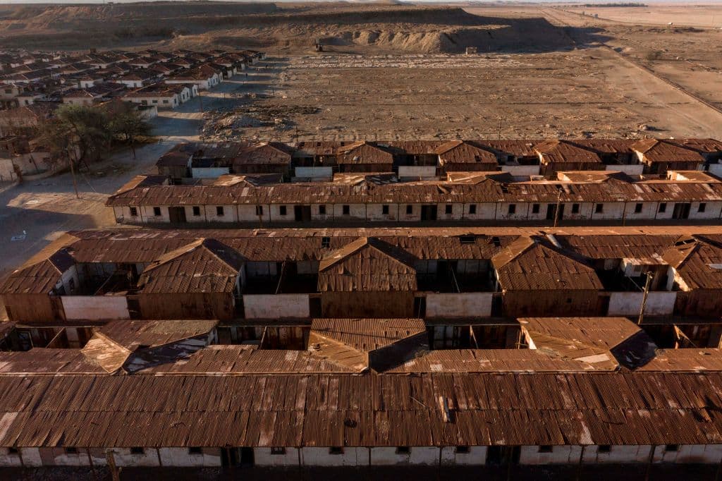 <b>Humberstone y Santa Laura, Chile. </b>Son antiguas fábricas de salitre donde trabajadores de Chile, Perú y Bolivia vivían en pueblos de la empresa que gerenciaba el territorio. Ubicados en uno de los desiertos más secos de la Tierra, miles de personas vivieron y trabajaron en este sitio durante más de 60 años, desde 1880, para procesar el mayor depósito de salitre del mundo, 
<b>según detalla UNESCO.</b> Aquí se producía fertilizante nitrato de sodio que servía a tierras agrícolas en América y Europa. 
<b>La crisis de 1929 y el crecimiento de los fertilizantes industriales terminaron con el asentamiento de Santa Paula. </b>