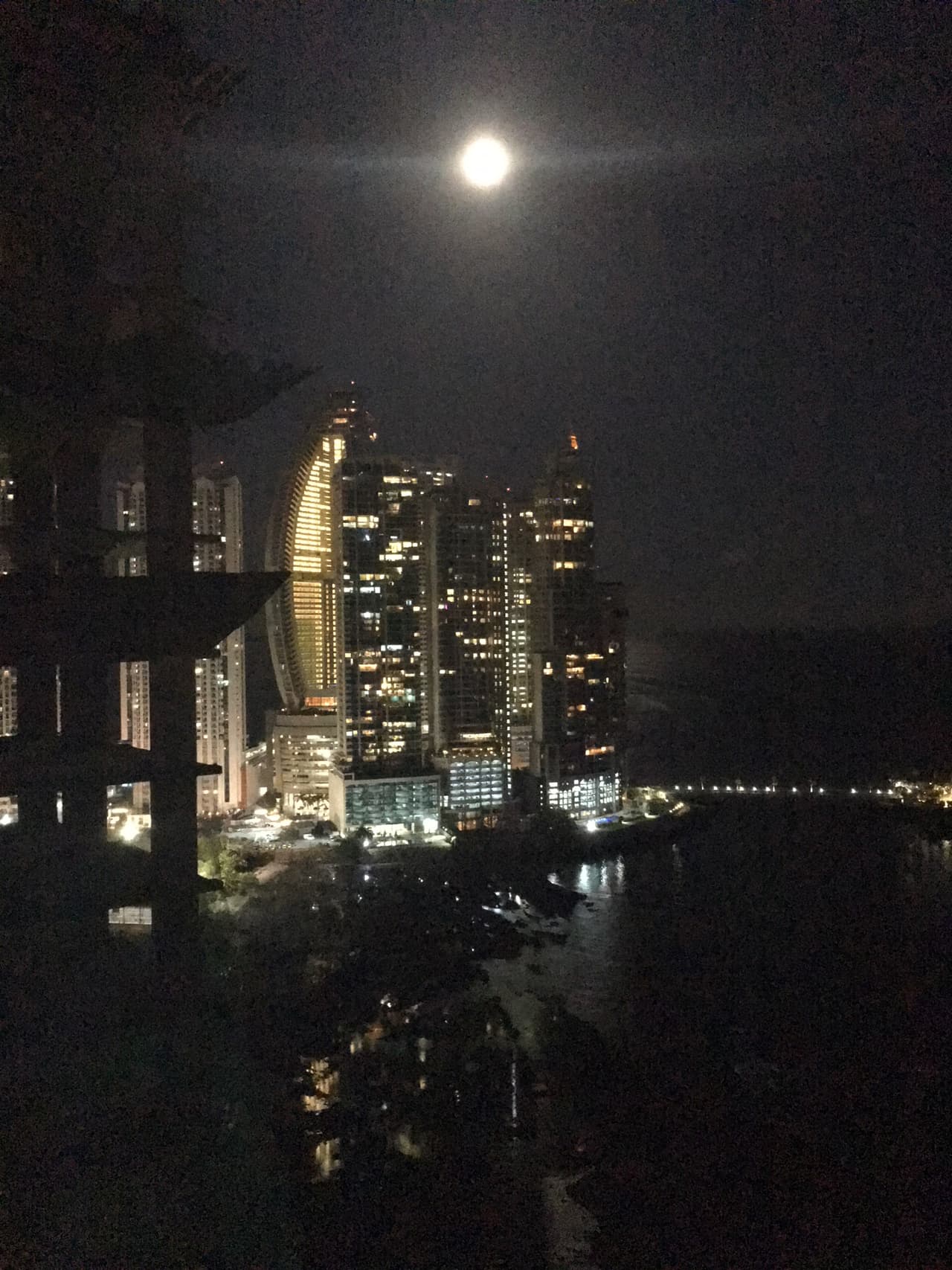 La luna se asoma por encima de la imponente estructura del Trump Ocean Club International Hotel & Tower (a la izquierda).