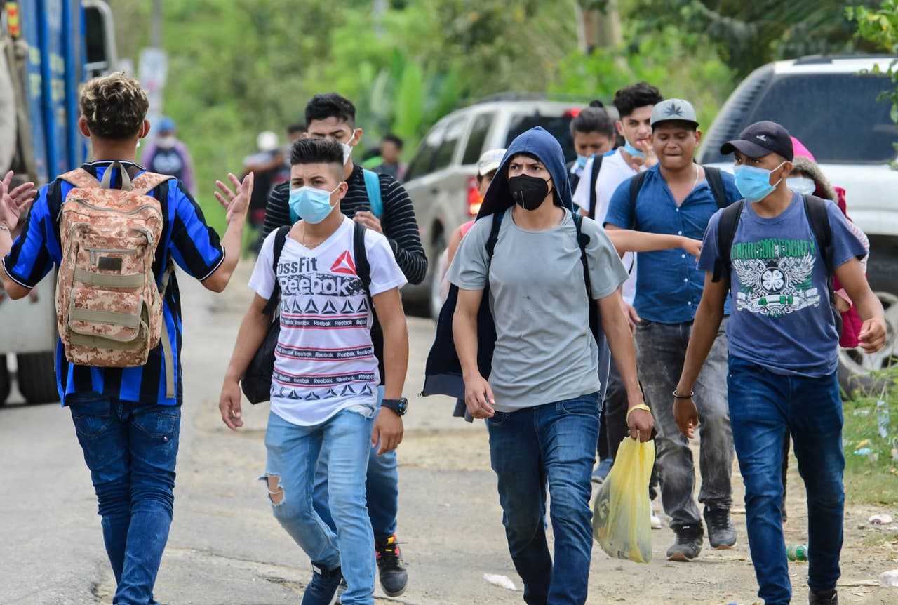 La mayoría de los caminantes dice huir de la violencia y de la pobreza que azota a sus territorios, situación que se agravó en 2020 con 
<a href="https://www.univision.com/shows/primer-impacto/ayuda-de-impacto-familias-enteras-siguen-sin-hogar-tras-el-paso-de-eta-iota">el paso de dos huracanes</a> y la 
<a href="https://www.univision.com/temas/pandemia">pandemia</a> de covid-19. Entre los migrantes ha habido esperanzas de que el gobierno del presidente estadounidense 
<a href="https://www.univision.com/temas/joe-biden">Joe Biden</a> adopte una posición más compasiva hacia ellos, pero funcionarios de la Casa Blanca insisten en que la frontera de Estados Unidos está cerrada.