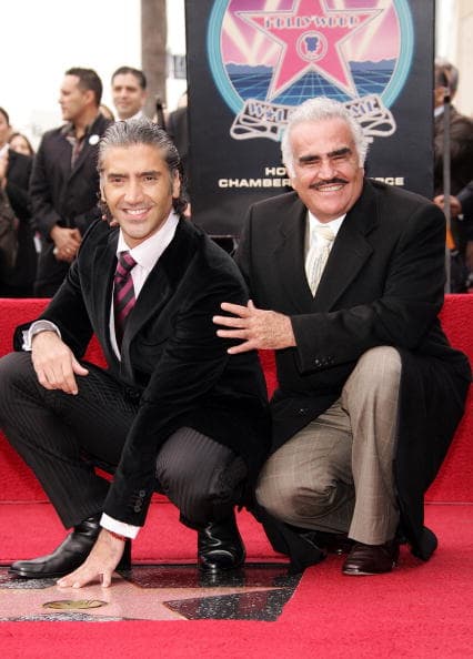 Vicente Fernández, el orgulloso padre, pero también la leyenda de la música de México, catapultó su legado artístico al lado de su hijo.
<br>
<br>