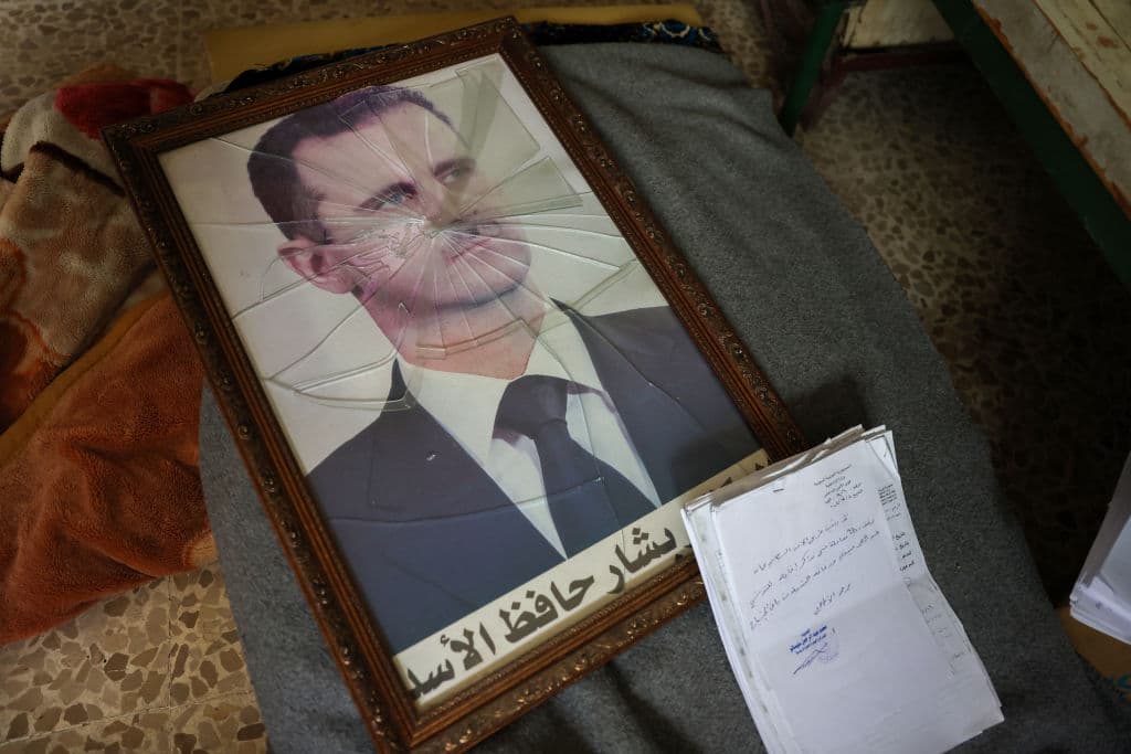 Celebraciones en Siria, mientras el derrocado presidente Bashar al-Assad se asila en Rusia