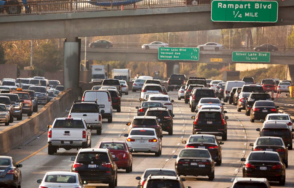 La AAA señala en un reciente reporte que las autopistas en y alrededor de Atlanta, Chicago, la ciudad de Nueva York y 
<b>Los Ángeles</b> serán las más transitadas durante esta fecha, provocando retrasos de más del doble de lo normal.