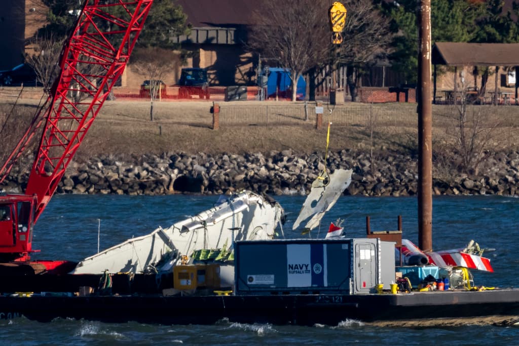 Recuperan los cuerpos de las 67 víctimas mortales del accidente aéreo de avión y helicóptero 