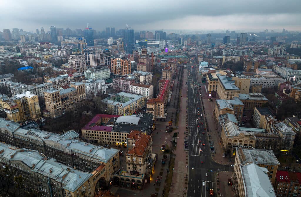 <b>Así amaneció Kiev el 24 de febrero de 2022, el día en que Rusia lanzó su invasión a Ucrania.</b>
<br>
<br>Ese día se produjeron ataques con misiles en diferentes puntos de toda la geografía ucraniana. También hubo incursiones terrestres desde Senkivka (triple frontera entre Rusia, Ucrania y Bielorrusia) hacia Kiev y desde la anexada península de Crimea hacia Jersón. En el mar de Azov, un desembarco anfibio intentó tomar Mariupol, adelantando lo que sería uno de los asedios más crueles y disputados de la historia reciente europea. En la capital, paracaidistas rusos llevaron a cabo 
<a href="https://www.univision.com/noticias/mundo/guerra-rusia-ucrania-mercenarios-rusos-asesinar-zelensky">dos intentos de asaltar el recinto presidencial para asesinar al presidente Volodymyr Zelensky</a>, según se conoció más adelante. Rusia entonces pensaba que su agresión a Ucrania sería cuestión de días, pero se encontró con una defensa articulada y una resistencia feroz, además de otros problemas logísticos que no parecía haber contemplado.