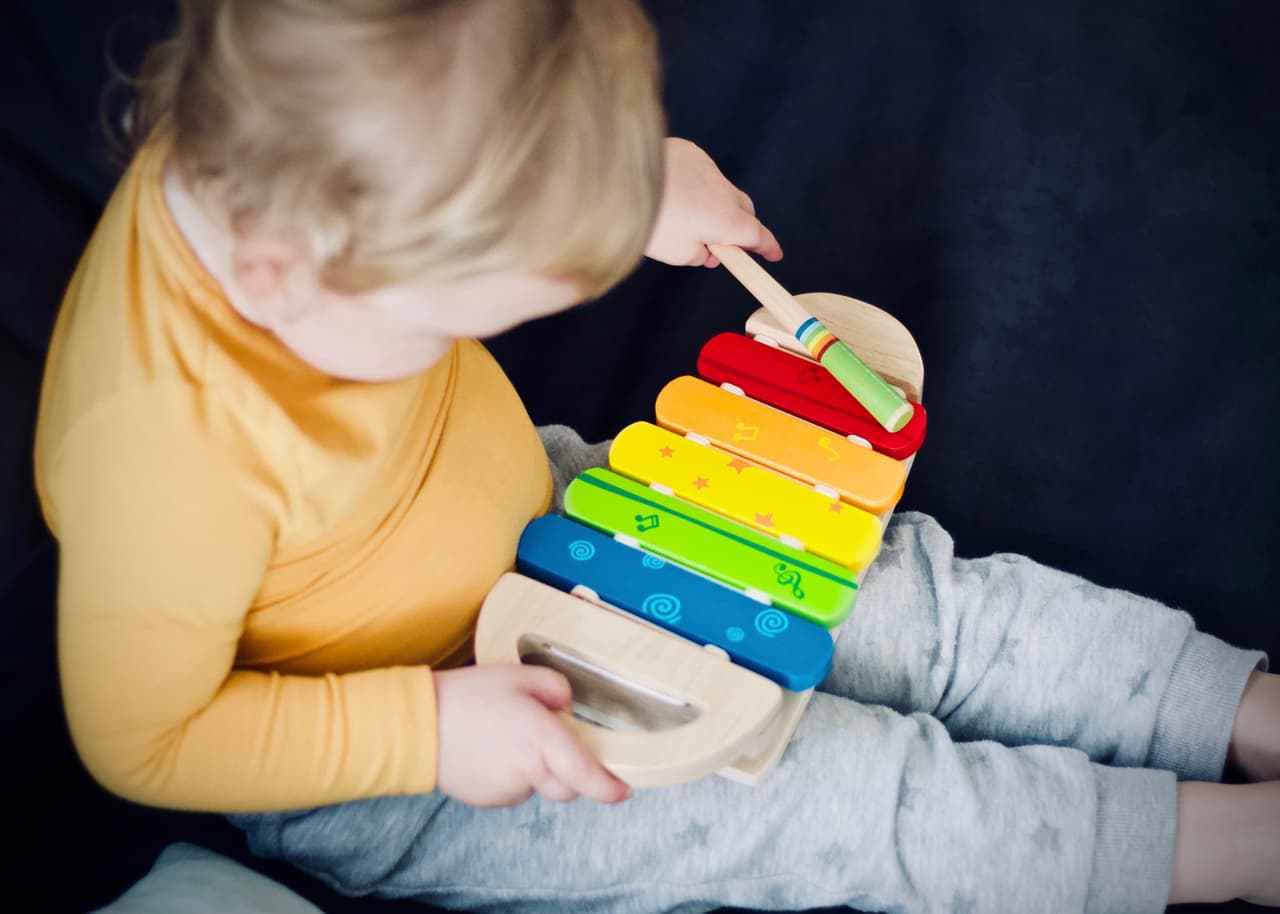 ¿Sigues con dudas? Puedes usar 
<a href="https://www.autismspeaks.org/screen-your-child" target="_blank">esta herramienta online</a> que te ayudará a determinar si debes hablar con un doctor. Los Centros para el Control y Prevención de Enfermedades 
<a href="https://www.cdc.gov/ncbddd/autism/facts.html" target="_blank">aclaran</a> que no hay un examen médico o de sangre que determine esta condición, sino que 
<b>el diagnóstico se basa en el comportamiento y desarrollo del niño.</b> Cuanto antes se detecte, más rápido se puede comenzar con el tratamiento.