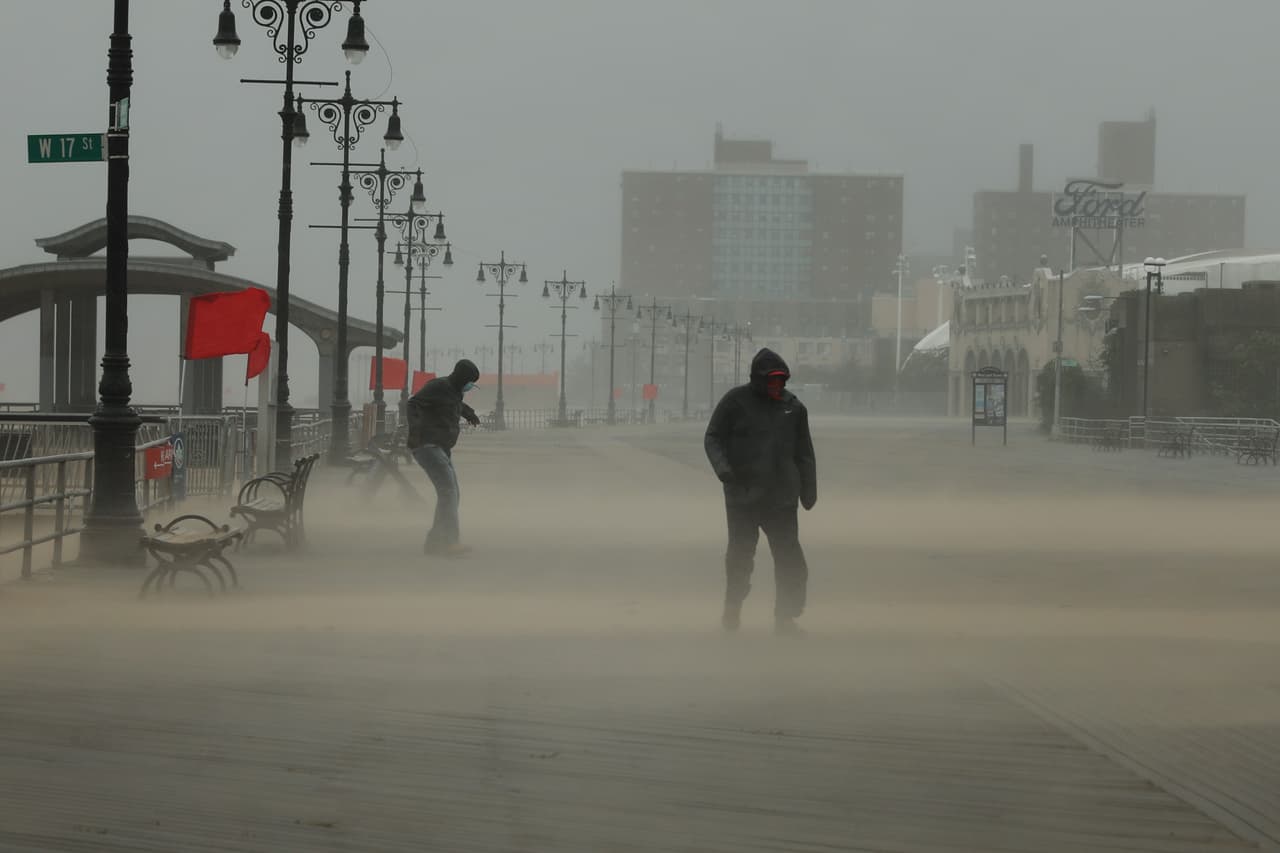 El paseo marítimo de Coney Island casi vacío 
<b>durante las fuertes precipitaciones y las ráfagas sin descanso que cayeron sobre la ciudad este martes.</b>