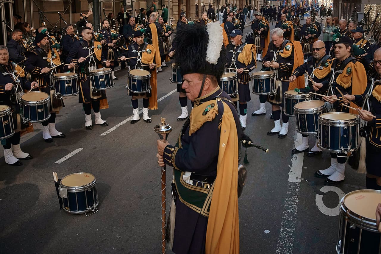 Un momento de descanso antes del Desfile del Día de San Patricio.